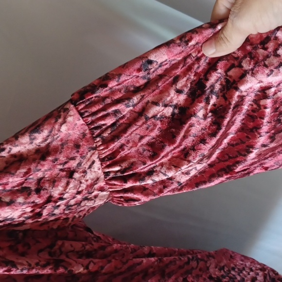 Project RUNWAY Red Snake Print Blouse. M, stretchy, elastic waist band - Picture 5 of 8